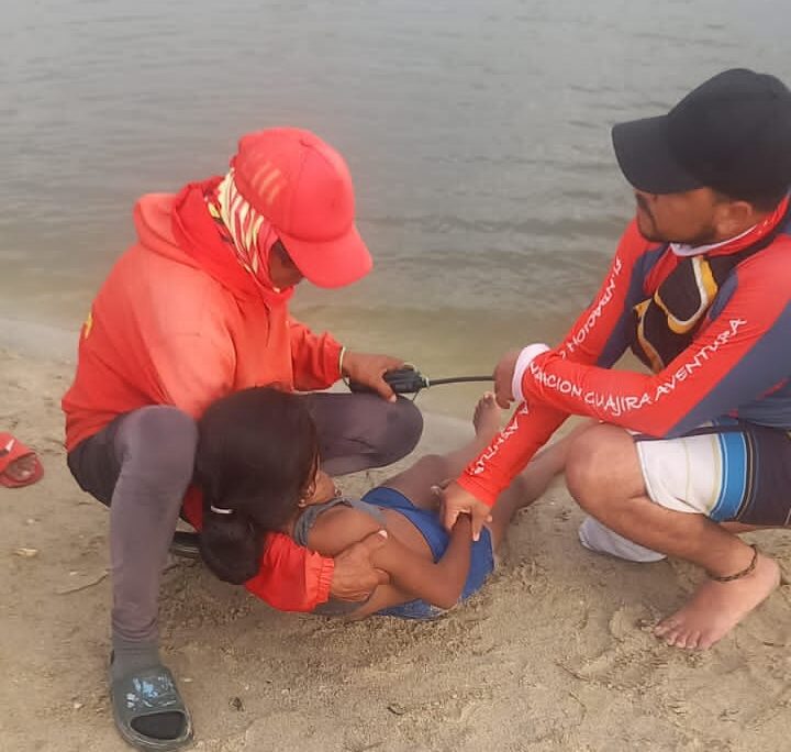 Menor de 14 años es rescatada cuando se ahogaba en la desembocadura de El Riíto, en Riohacha