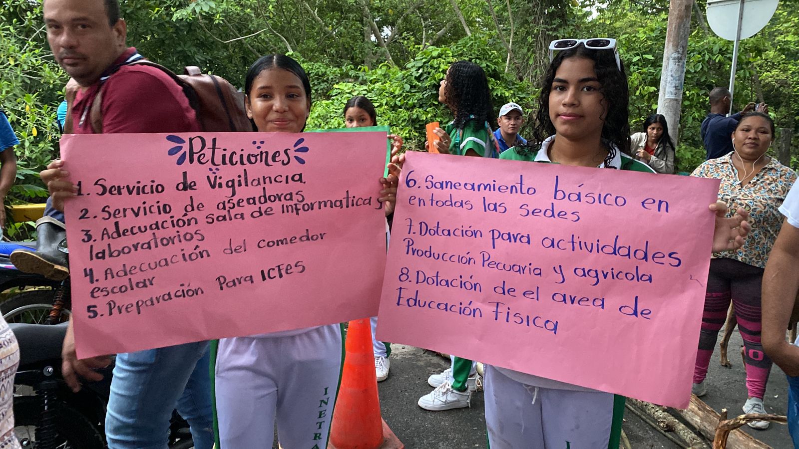 Estudiantes bloquean Troncal del Caribe en protesta por falta de servicios educativos