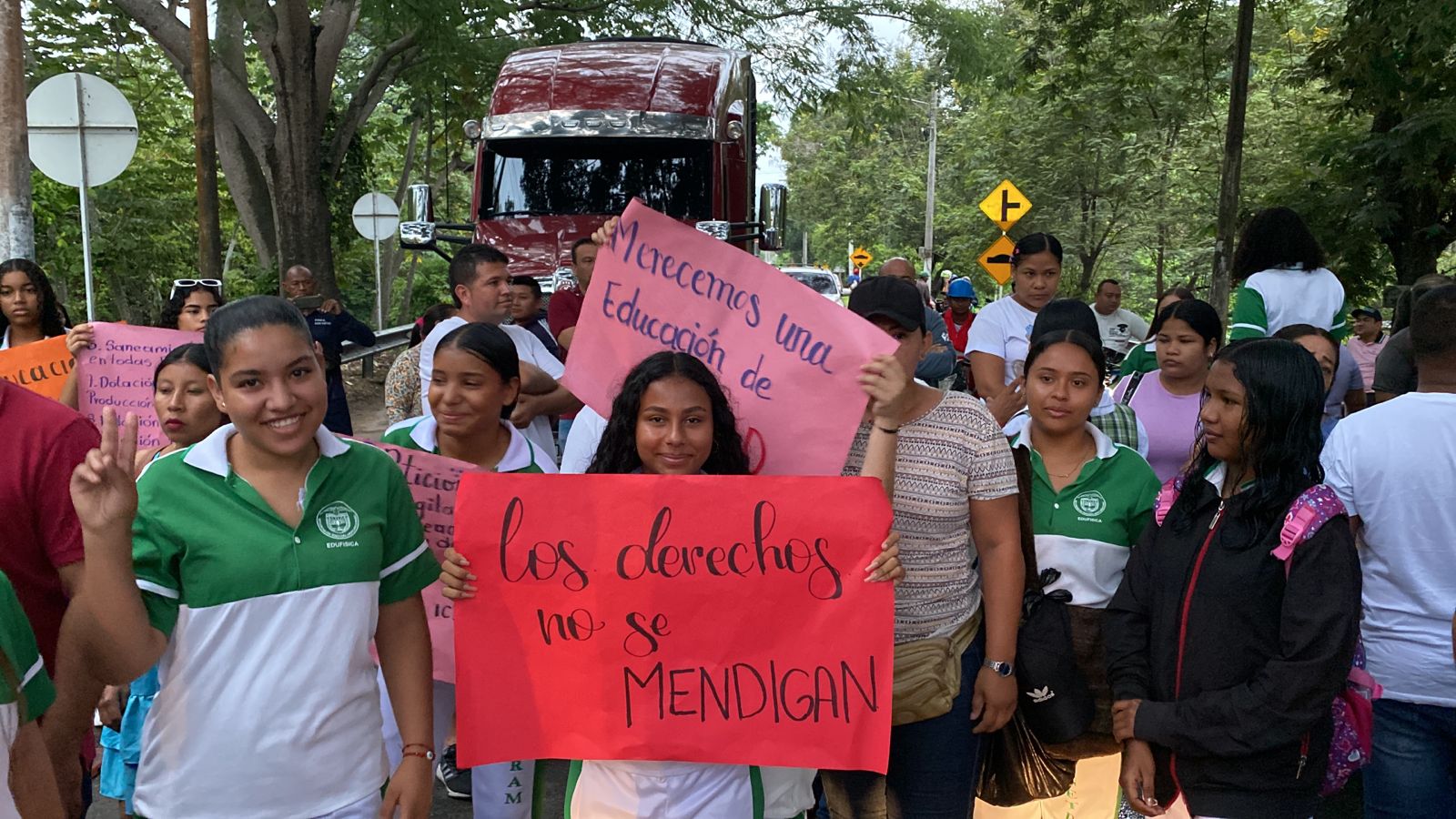 Estudiantes del Inetram en Mingueo levantaron protesta en la Troncal del Caribe  