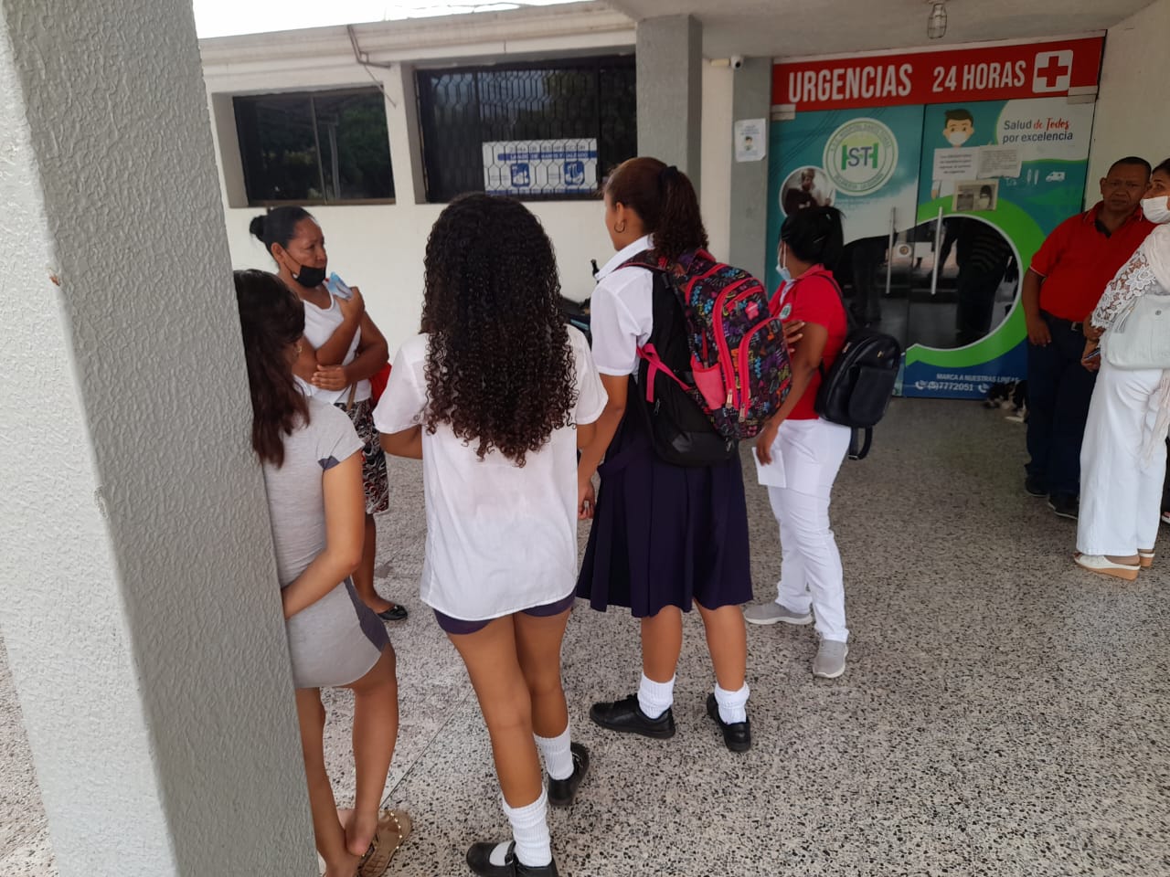 Enjambre de abejas atacó a estudiantes y docentes en el megacolegio Silvestre Dangond en Villanueva