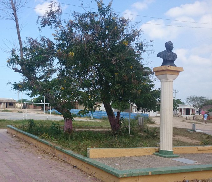 Reportan misteriosa desaparición del busto de Luis Antonio “El Negro” Robles en Camarones