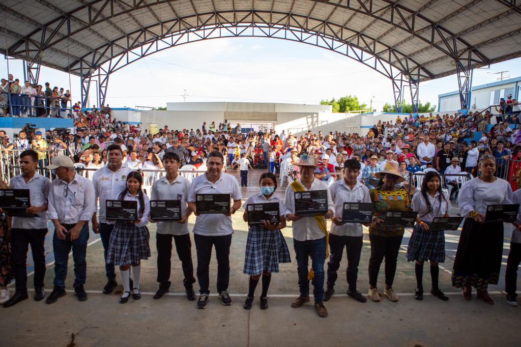 Presidente Gustavo Petro y el Ministro de las TIC entregaron equipos tecnológicos a estudiantes de La Guajira
