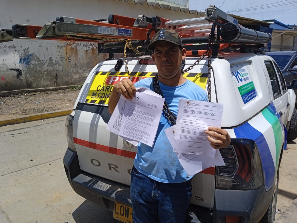 Comerciante de Riohacha se encadena en vehículo de Air-e por una suspensión del servicio de manera indebida