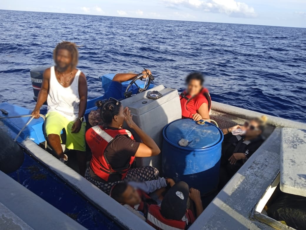 Armada de Colombia rescató a cinco migrantes venezolanos en aguas de San Andrés