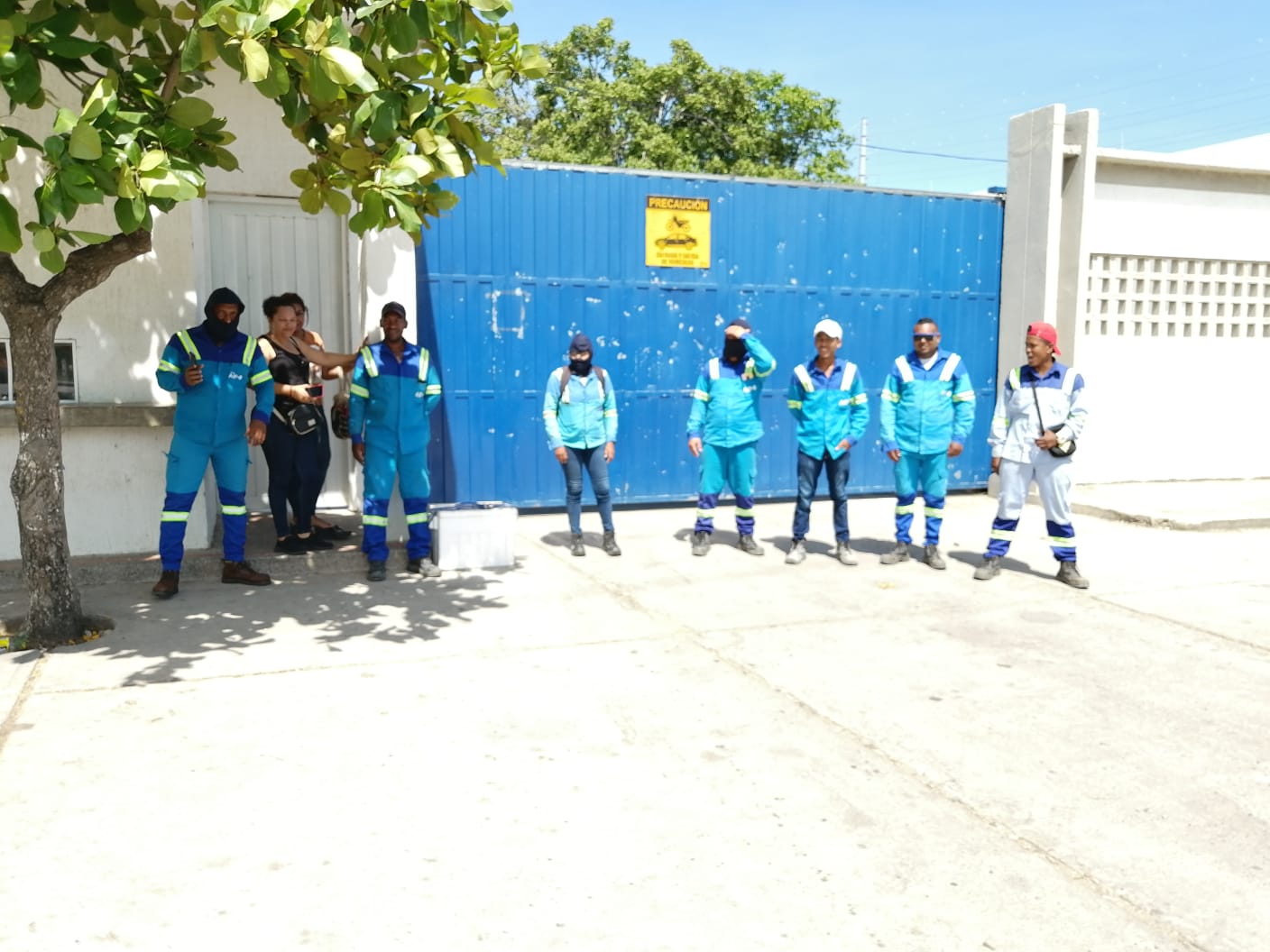 Trabajadores de una contratista de Air-e en Riohacha exigen pago de salarios: continúan la protesta hasta obtener respuesta