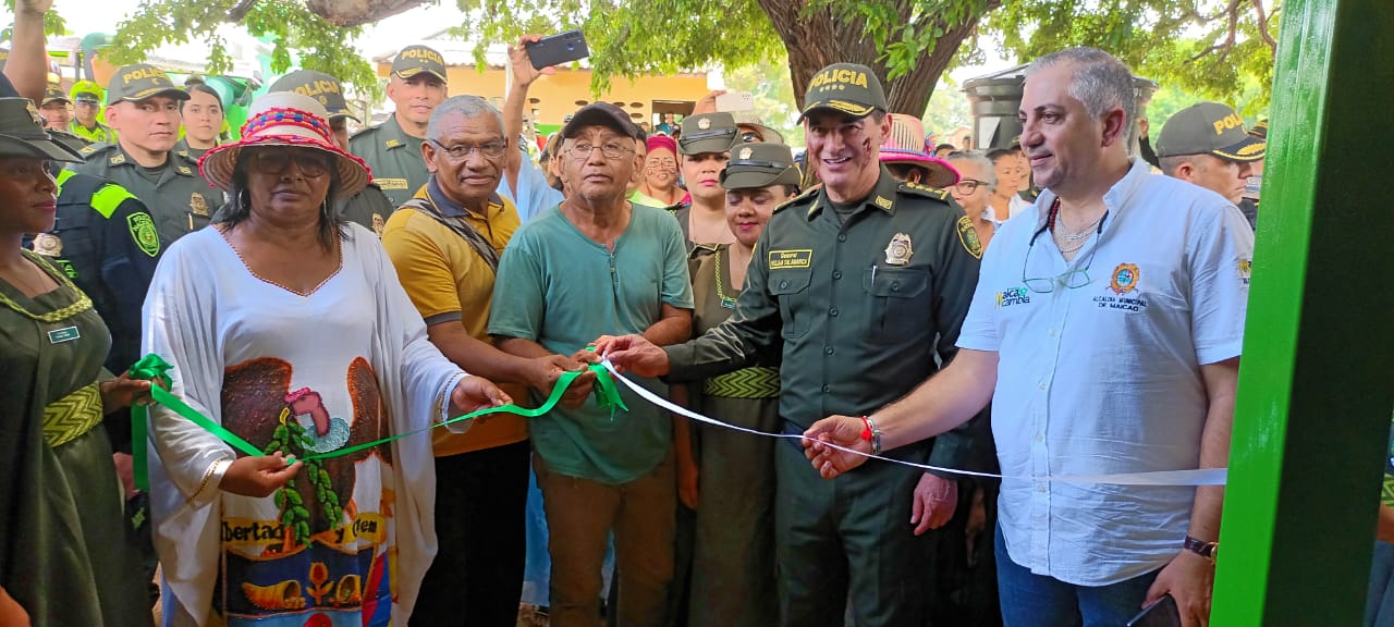 Director de la Policía Nacional entrega aula escolar en la ranchería Patajatamana en Maicao