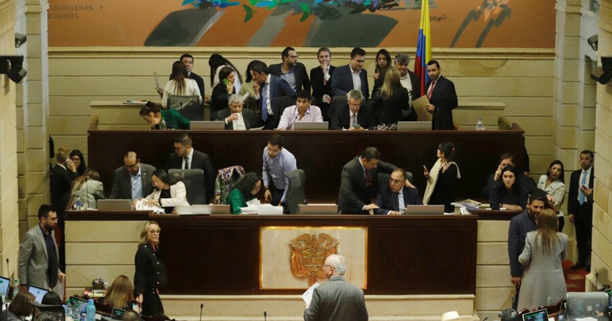 Escándalo de audios filtrados por Benedetti amenaza las reformas en el Congreso y aumenta la tensión política en el país