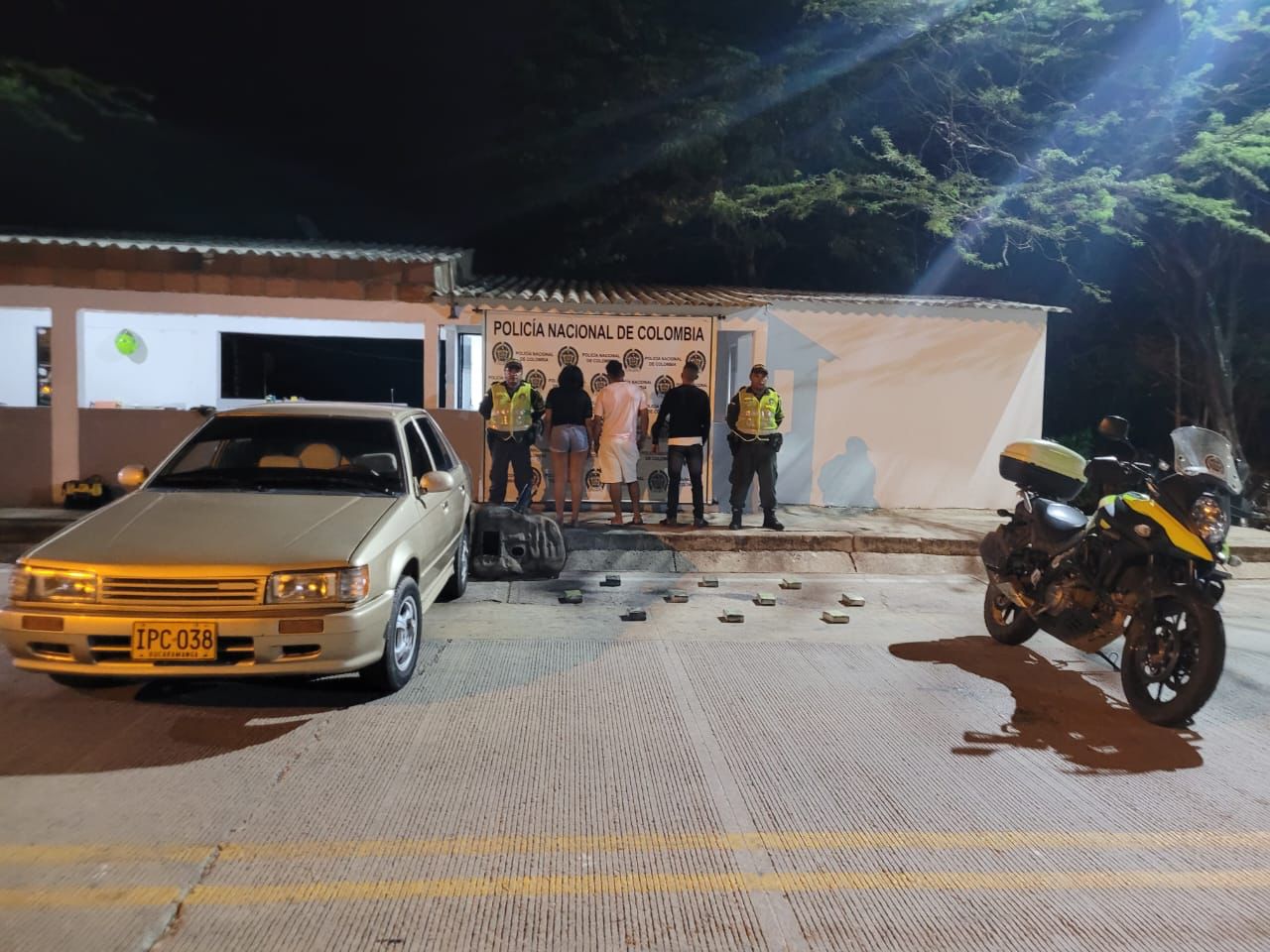 Con 10 kilos de coca encaletados en un automóvil, capturan a tres personas en la vía La Paz – Distracción 