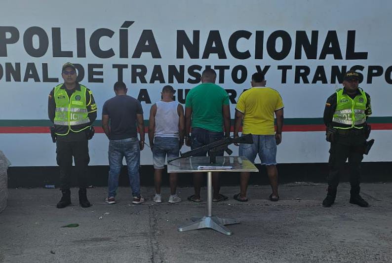 Capturan a cuatro personas que llevaban un fusil desarmado dentro de camión en zona rural de Dibulla