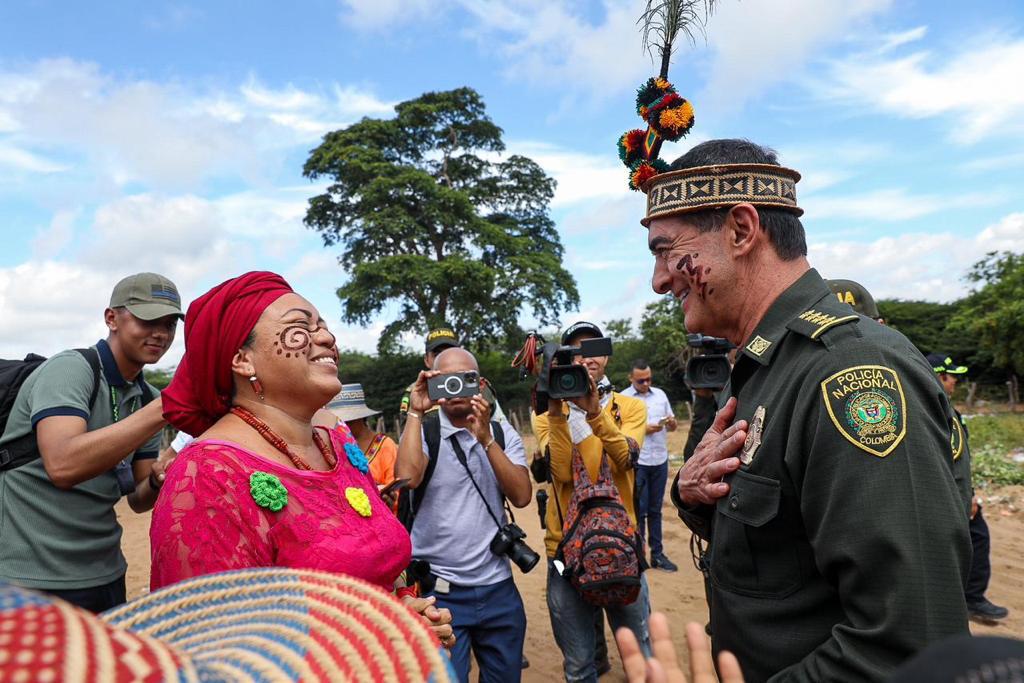 Director de la Policía Nacional lideró labores comunitarias en La Guajira en nombre de la Institución