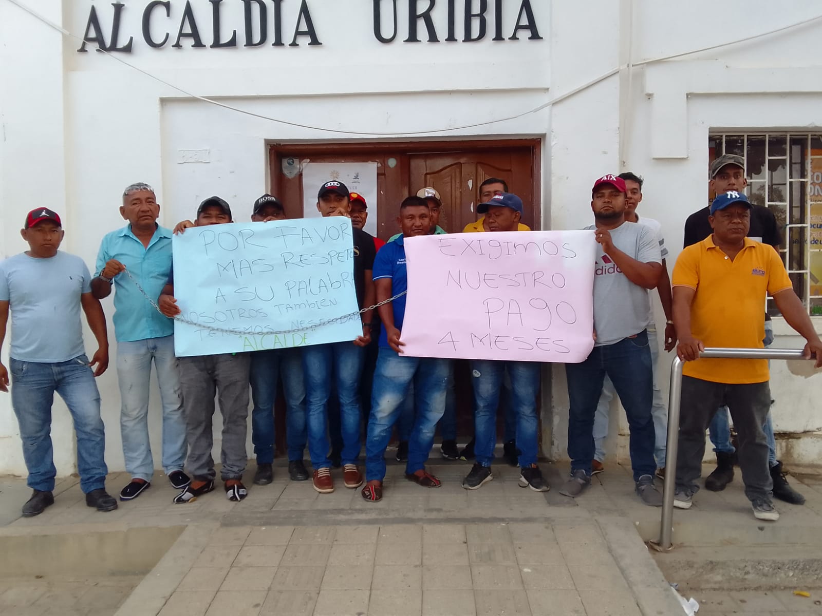 Por cuarta vez 26 vigilantes protestan frente a la Alcaldía de Uribia exigiendo pago de salarios