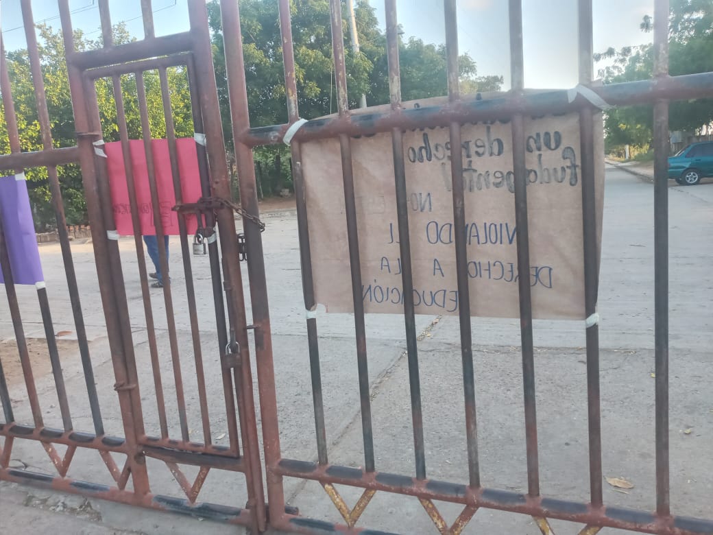 Padres de familias bloquean puertas del internado de Aremasain en señal de protesta