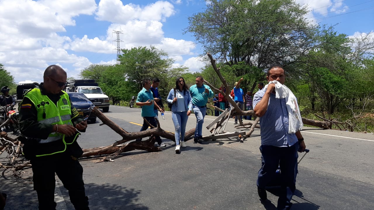 Comunidad wayuú bloquea la vía Riohacha – Maicao para exigir contratación y transporte escolar