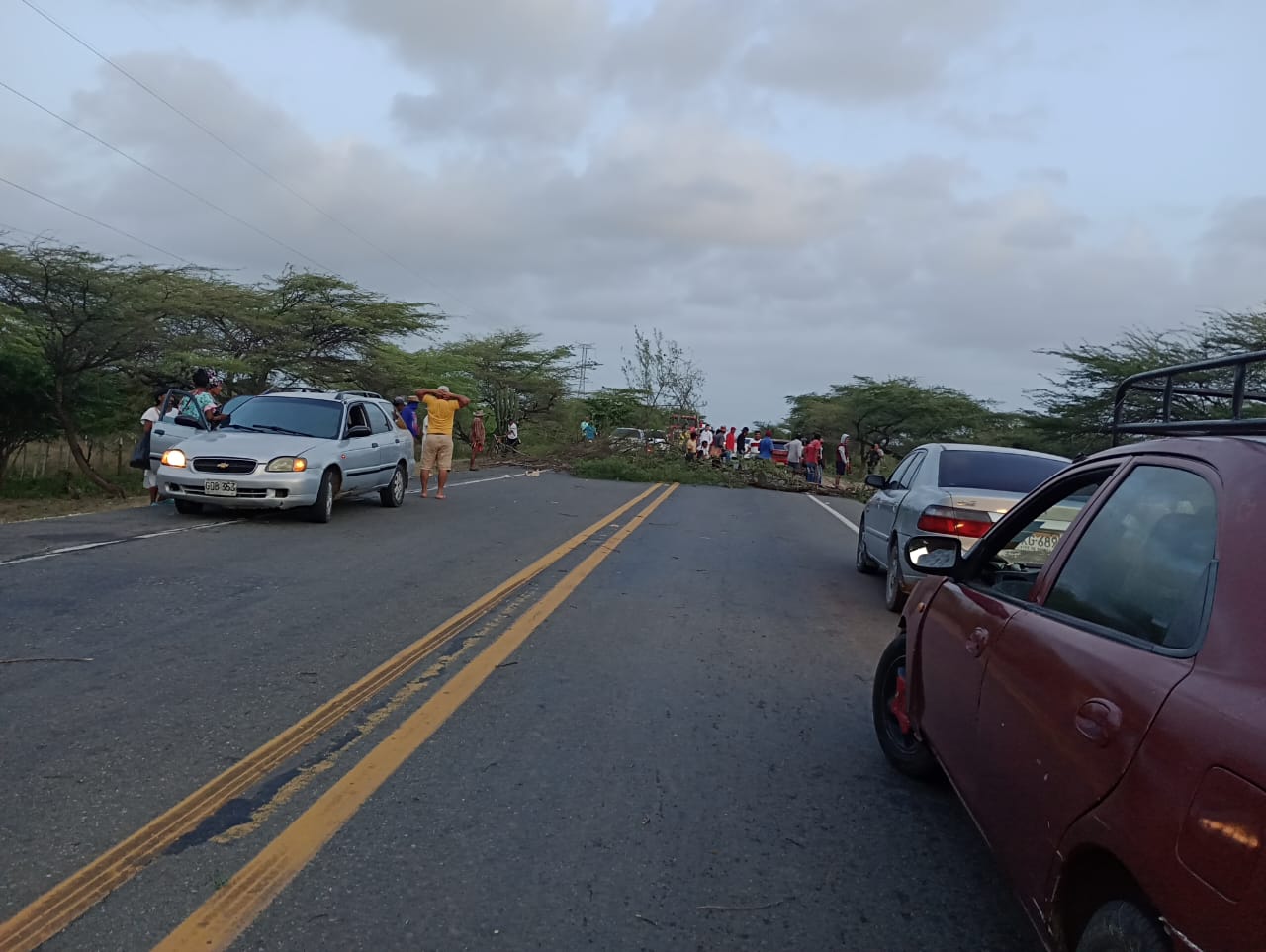 Comunidad wayuú denuncia con bloqueo de la vía Riohacha – Maicao irregularidades en la entrega de ayudas humanitarias