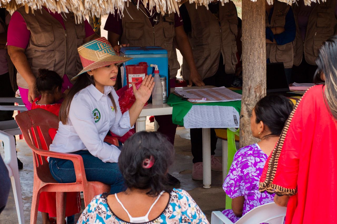 Gobernadora Diala Wilches estuvo en la comunidad de Karrizal en Maicao con equipos extramurales de salud