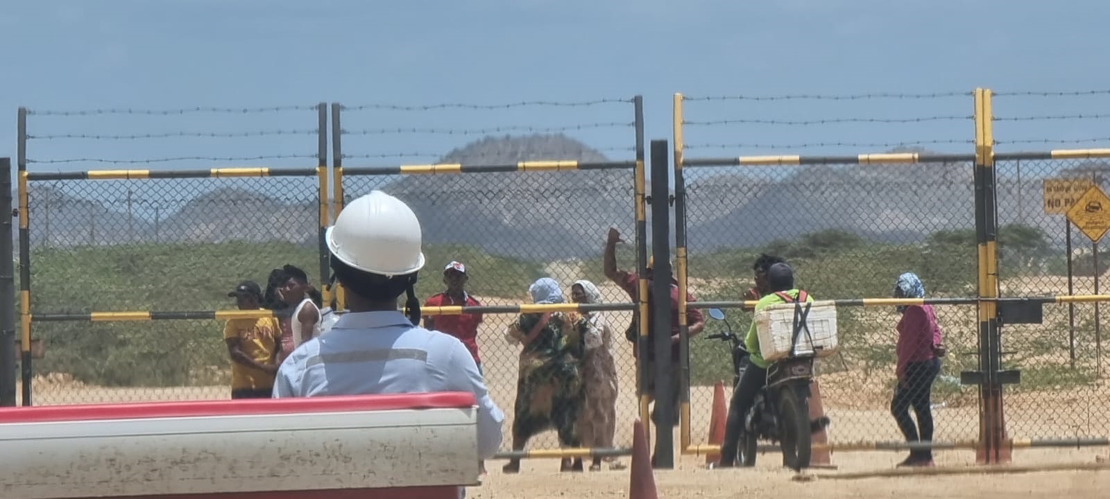 Más de 700 empleados carboníferos se sienten confinados y piden a indígenas levantar bloqueo