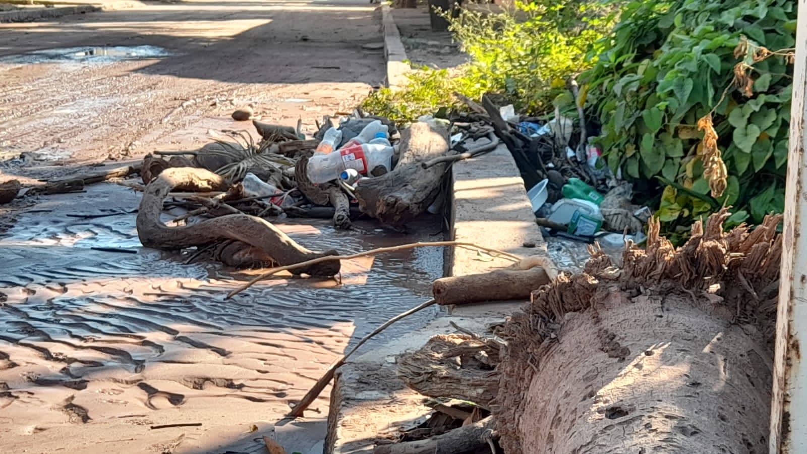 Mal manejo de basuras en el barrio El Cafetal de Villanueva genera taponamientos y desbordamientos de arroyos