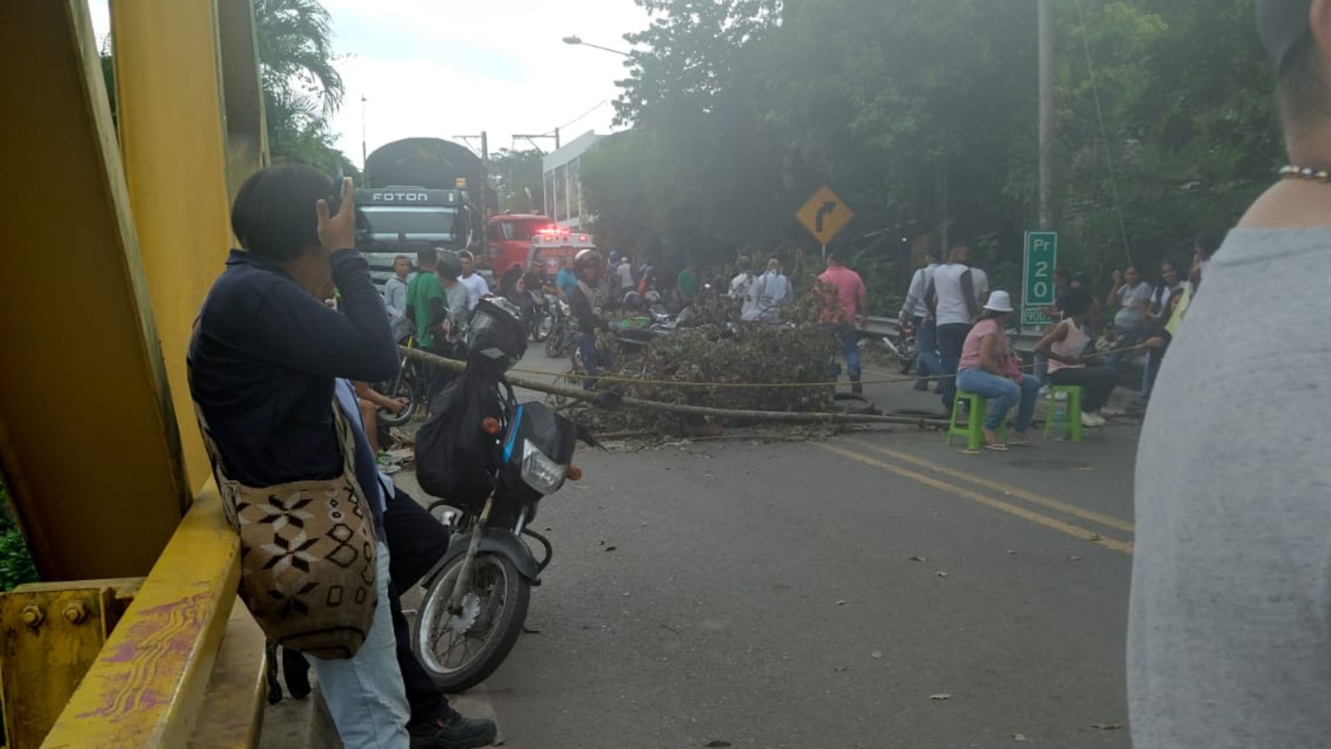 Estudiantes de Uniguajira bloquean la Troncal del Caribe para exigir a la Alcaldía de Dibulla contratación del transporte