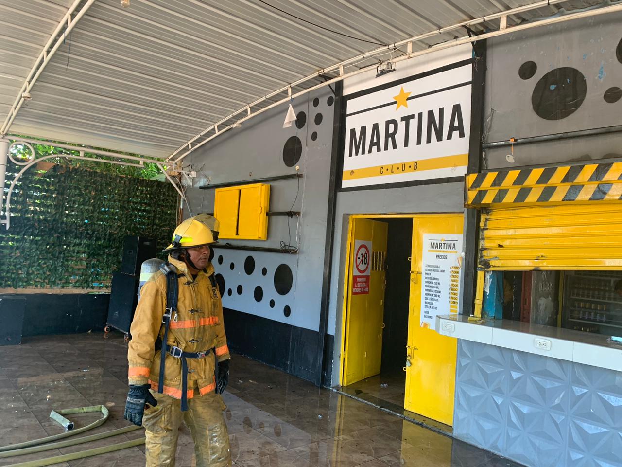 Bomberos de San Juan del Cesar controlaron incendio en reconocida discoteca en la Calle del Embudo