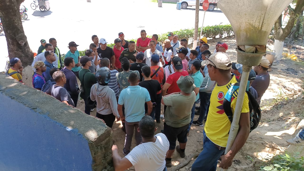 Más de 50 personas bloquean la entrada de la empresa Gecelca en zona rural de Dibulla