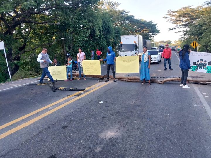 Comunidades bloquean cuatro puntos de La Guajira en rechazo al traslado de policías wayuú a zonas de conflicto armado