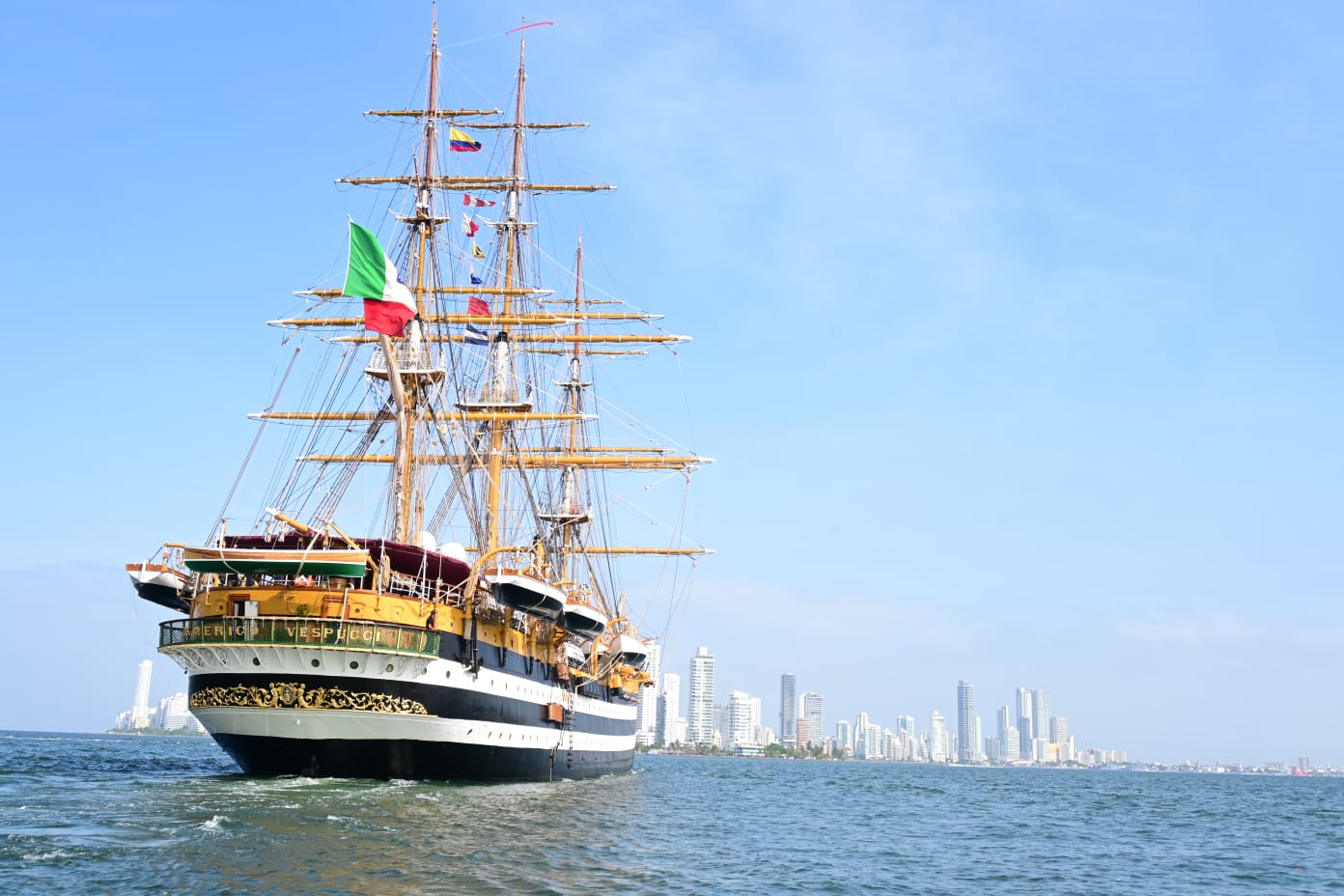En el marco del Bicentenario Naval, el buque escuela más antiguo del mundo llegó a Cartagena