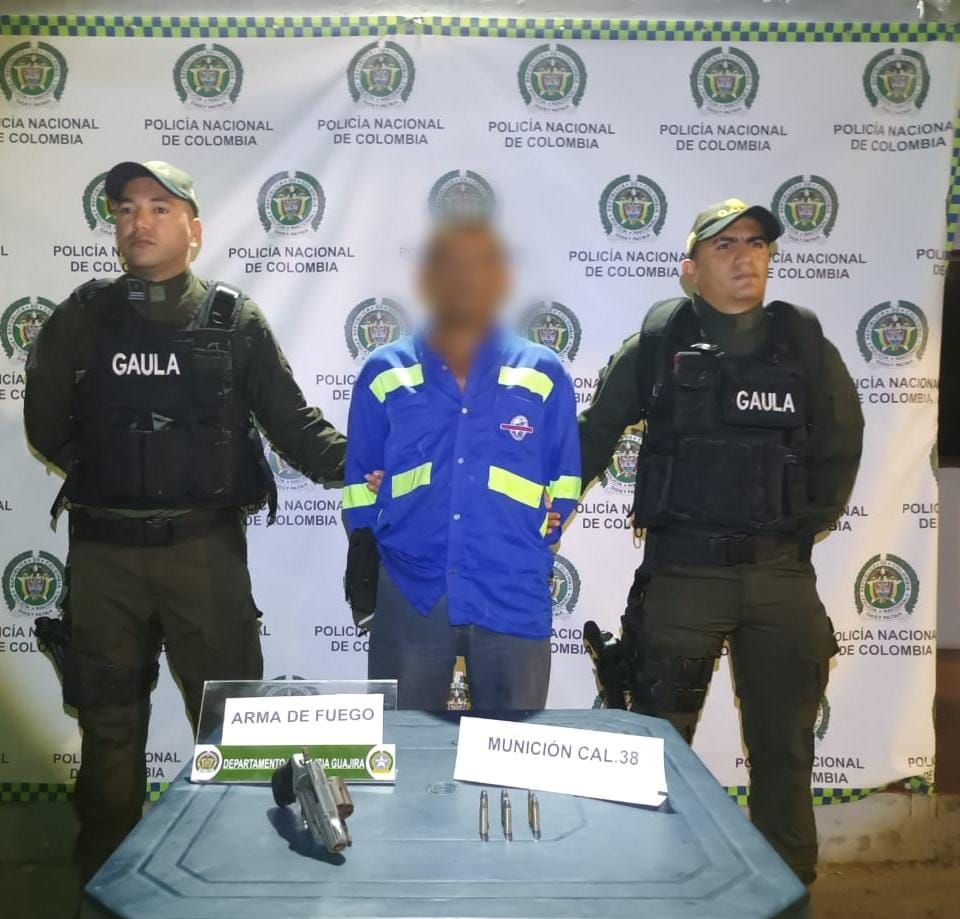 Portando un revólver ilegal capturan a presunto atracador de conductores en la vía Maicao – Albania