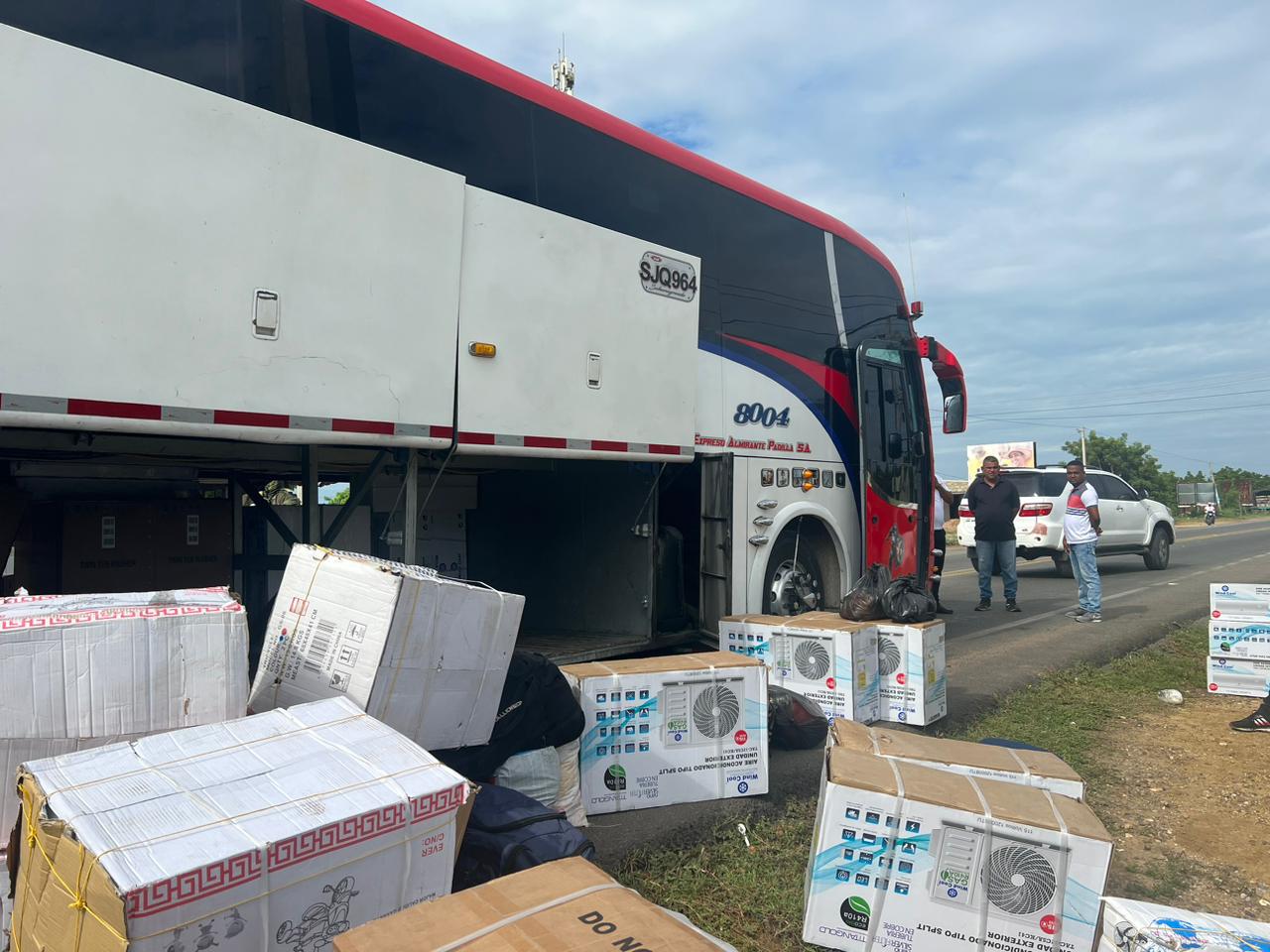 Incautan en vías de La Guajira cargamento de whisky, cigarrillos y televisores de contrabando