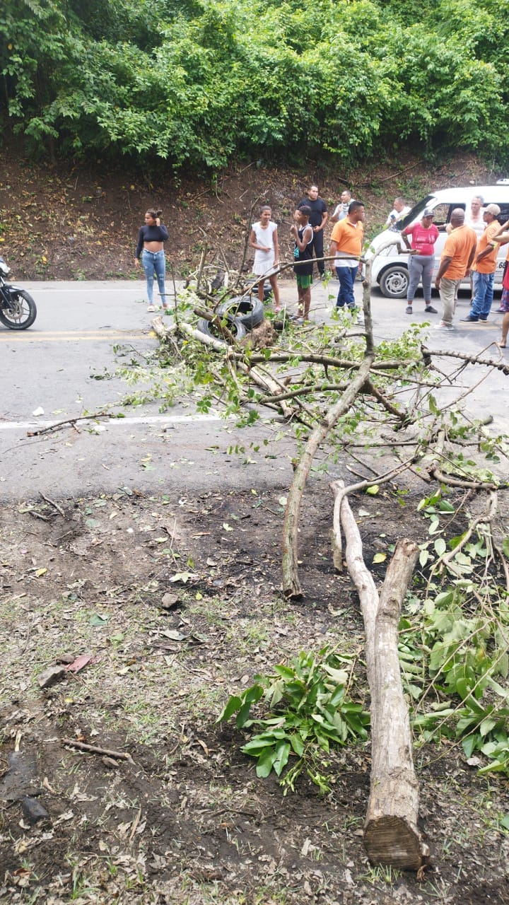 Habitantes de Palomino bloquean la Troncal del Caribe en protesta por ...