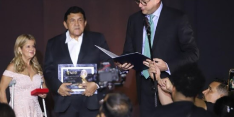 Poncho Zuleta fue homenajeado en los Premios Luna