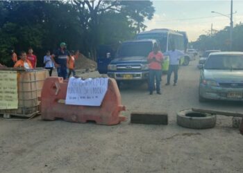 Habitantes de Cuestecita bloquean la vía para exigir culminación de las obras de mantenimiento