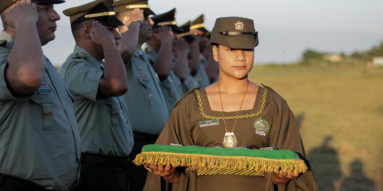 Ceremonia de condecoración a un personal de la Policía Nacional en La Guajira