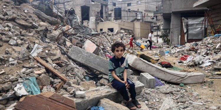 Nuevo ataque a escuela refugio de ONU deja decenas de muertos, entre ellos niños