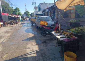 Comerciantes y usuarios del mercado viejo de Riohacha protestan por la insalubridad del sector