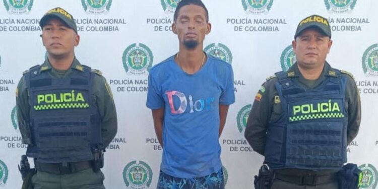 Policía sorprende en Maicao a un sujeto robando cables de Internet, teléfono y televisión