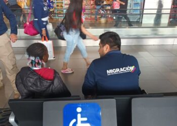 Migración Colombia encuentra a niña africana abandonada en el Aeropuerto El Dorado