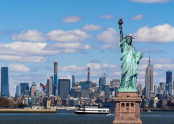 Más de la democracia y algo más