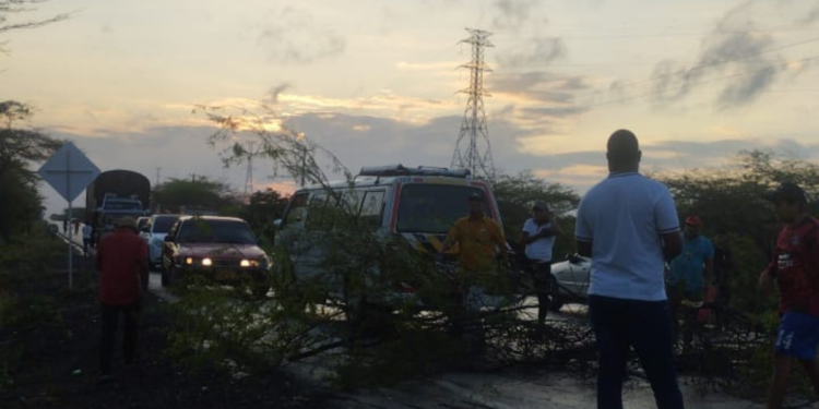 Bloquean la vía Riohacha – Maicao para exigir posesión de autoridad tradicional