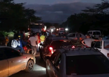 Por falta de pago de transporte escolar bloquean la vía Fonseca – Barrancas