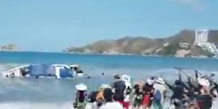 Fuerte oleaje ocasionó que lancha se volteara en Santa Marta