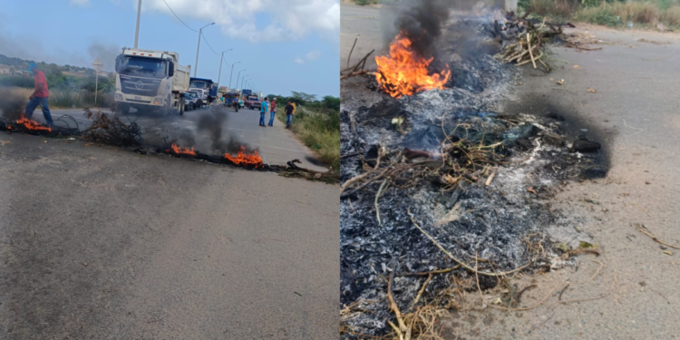 70 familias de Belén Curiel bloquean salida  Riohacha-Valledupar por corte de electricidad