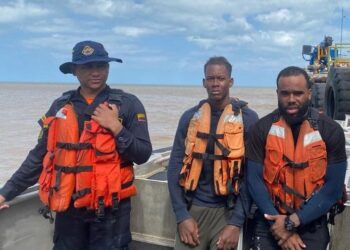 A 31 millas náuticas de La Guajira rescatan a dos dominicanos