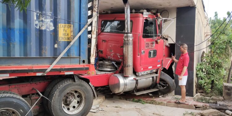 Tractocamión pierde control y se estrella con una vivienda en Paraguachón