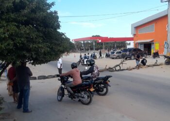 Habitantes de los barrios Los Loteros y Almendros de Riohacha bloquean vías por falta de agua potable