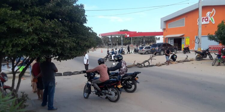 Habitantes de los barrios Los Loteros y Almendros de Riohacha bloquean vías por falta de agua potable