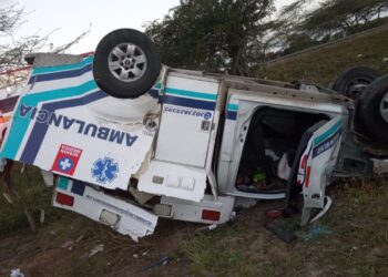 Conductor y enfermera lesionados en volcamiento de ambulancia en la vía Riohacha – Santa Marta