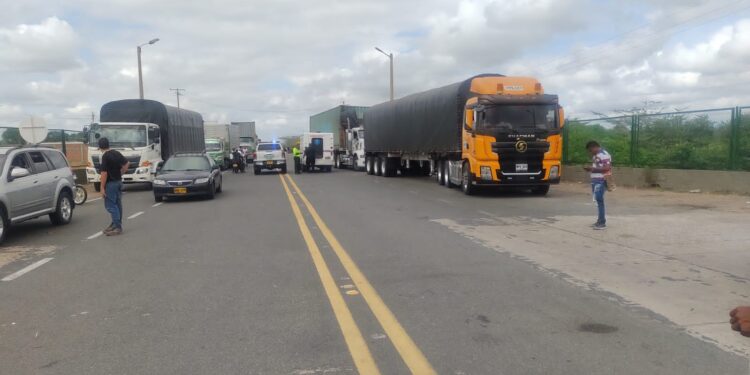 Comunidades levantan bloqueo en la Troncal del Caribe, vía Maicao – Riohacha  en Alto Pino