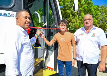 Universidad de La Guajira recibió tres nuevos buses para el transporte gratuito de estudiantes
