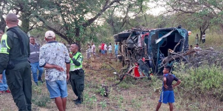 Un muerto y varios heridos deja volcamiento de bus en la vía Riohacha-Maicao