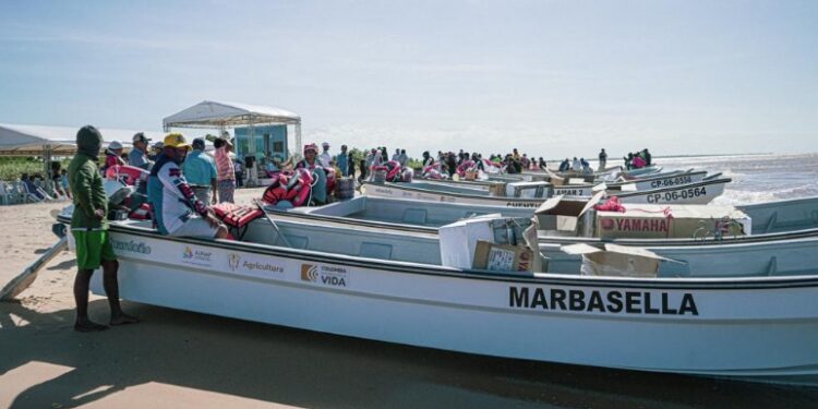 Asociaciones de pescadores artesanales y comunidades wayuú de Riohacha recibieron embarcaciones